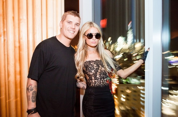 Paris Hilton i Chris Zylka na urodzinach magazynu Purple