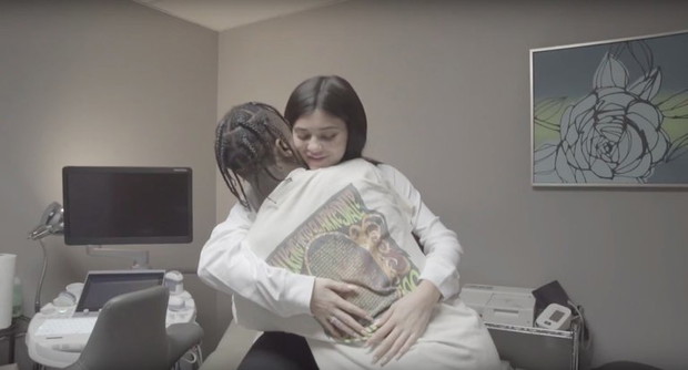 Kylie Jenner urodziła córkę. 20-letnia gwiazda została mamą! Kadr z filmu To Our Daughter