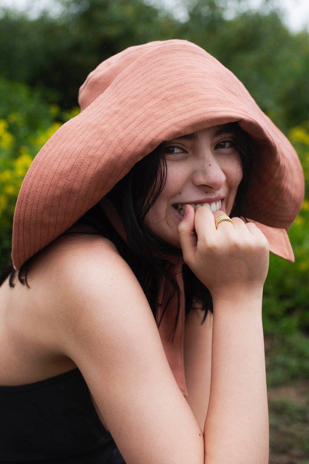 Kapelusz w stylu big brim, czyli duży bucket hat