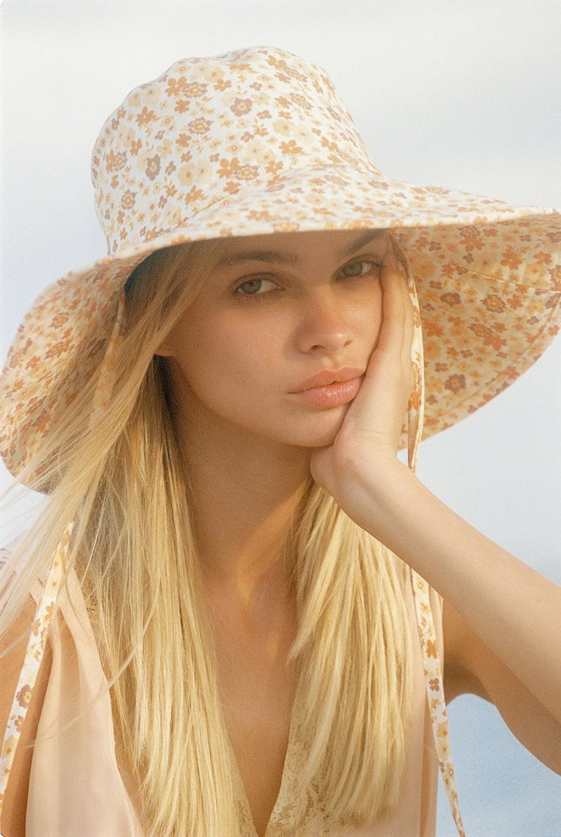 Kapelusz w stylu big brim, czyli duży bucket hat