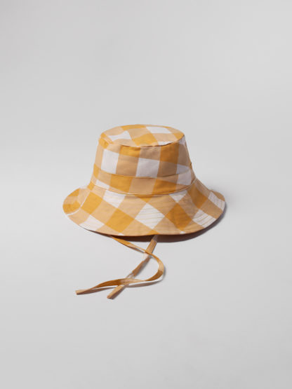 Kapelusz w stylu big brim, czyli duży bucket hat
