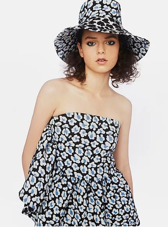Kapelusz w stylu big brim, czyli duży bucket hat