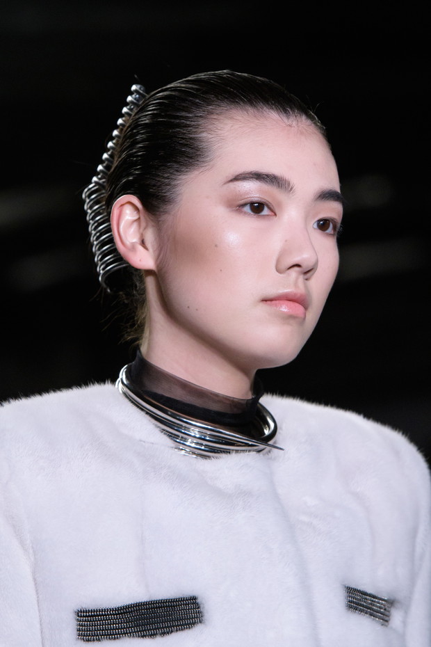 Klamry do włosów na pokazie Alexander Wang jesień-zima 2018/2019