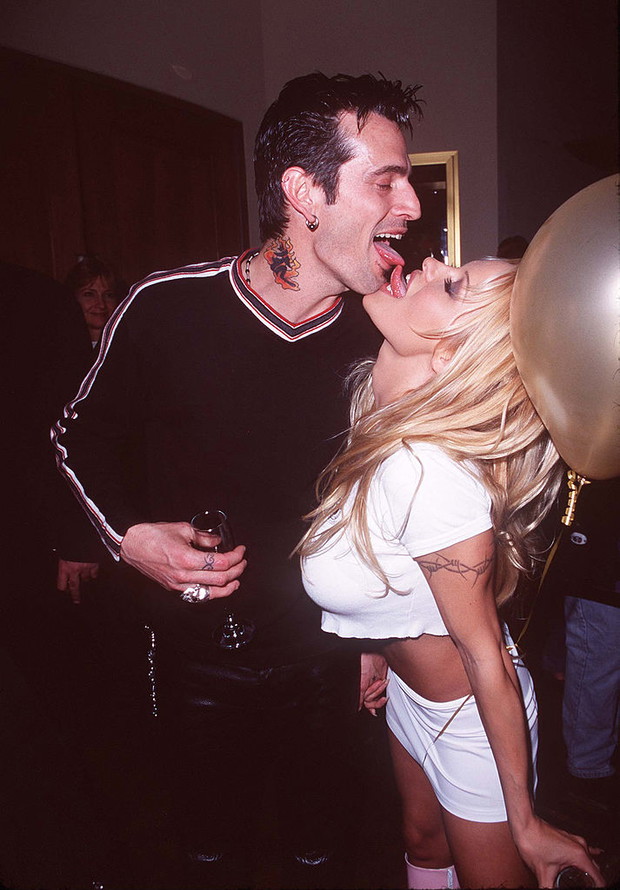 Stylizacje Pameli Anderson z lat 90.