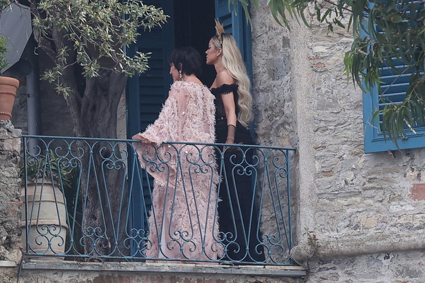 Kris Jenner i Khloe Kardashian na ślubie Kourtney Kardashian i Travisa Barkera w Portofino