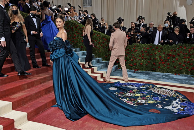 Met Gala 2022: suknie modelek i gwiazd. Sarah Jessica Parker, Hailey Bieber, Billie Eilish, Jared Leto i inni