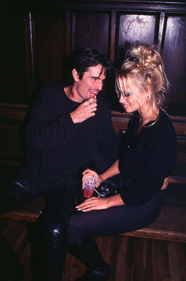 Stylizacje Pameli Anderson z lat 90.