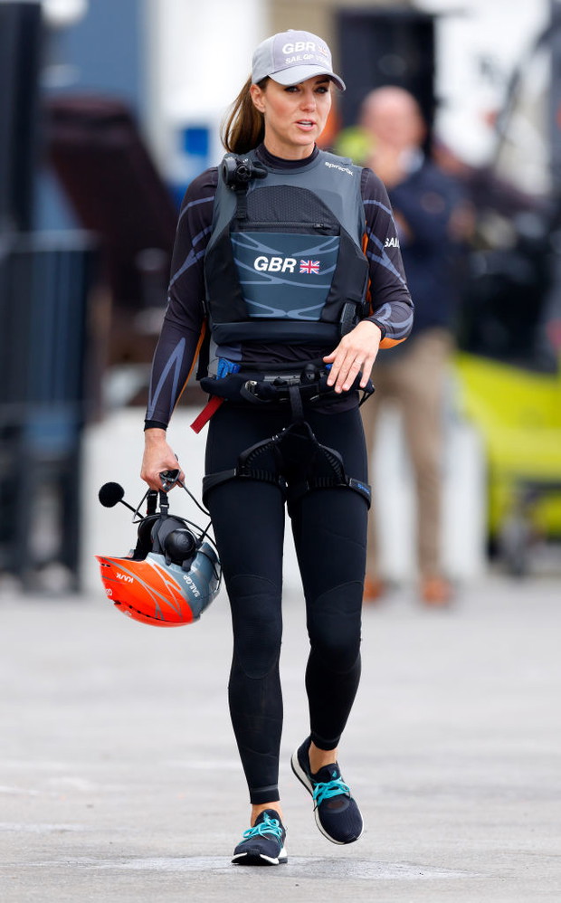 Kate Middleton w minimalistycznym swetrze w paski oraz sportowym stroju