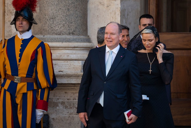 Księżna Charlene w czarnej sukni na audiencji u papieża Franciszka
