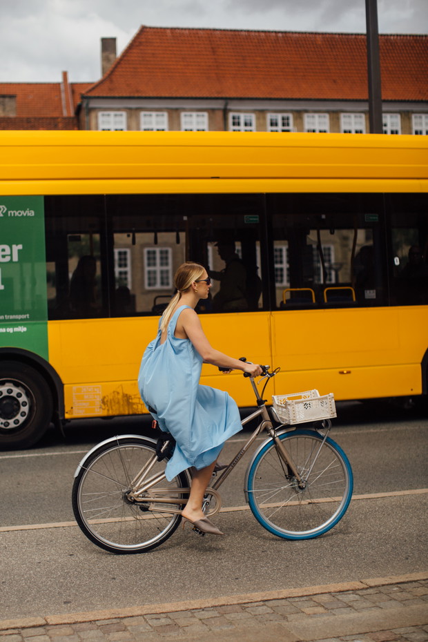 Stylizacje na Copenhagen Fashion Week wiosna-lato 2023