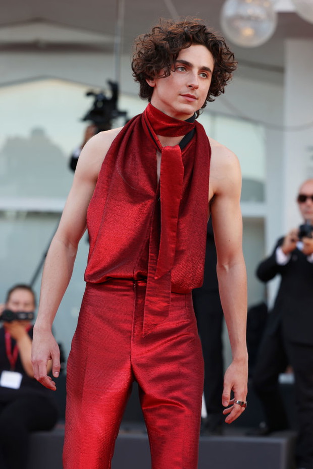 Timothée Chalamet w kombinezonie bez pleców na Festiwalu Filmowym w Wenecji. Aktor znów zachwyca i łamie stereotypy