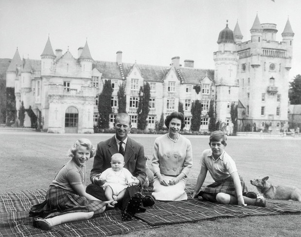 Elżbieta II, książę Filip, książę Karol, księżniczka Anna i książę Andrzej, 1960 rok