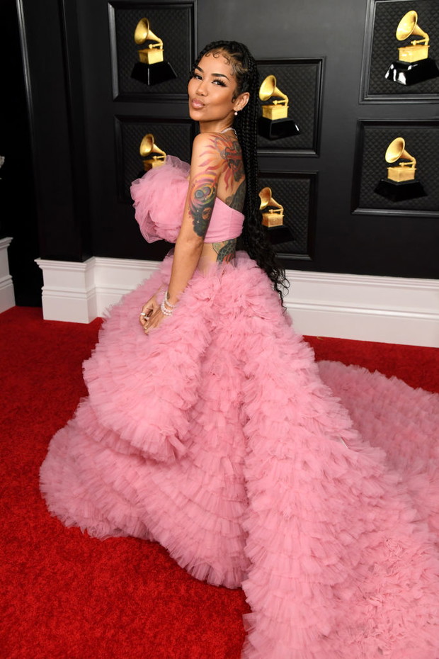 Grammy 2021: stylizacje gwiazd
