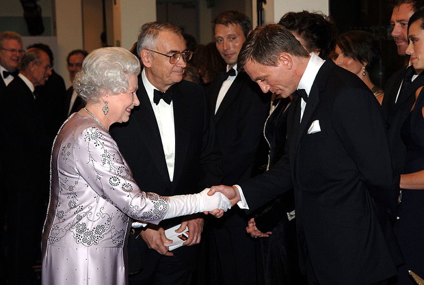 Królowa Elżbieta II i Daniel Craig