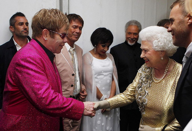 Królowa Elżbieta II i Elton John