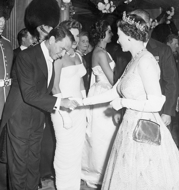 Królowa Elżbieta II i Frank Sinatra