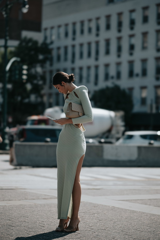 Najbardziej inspirujące stylizacje NYFW wiosna-lato 2023 street fashion