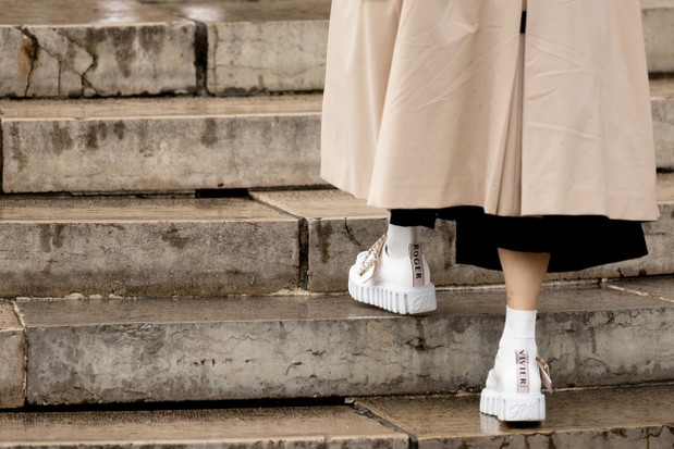 Styl paryżanek: dodatki wiosna-lato 2023