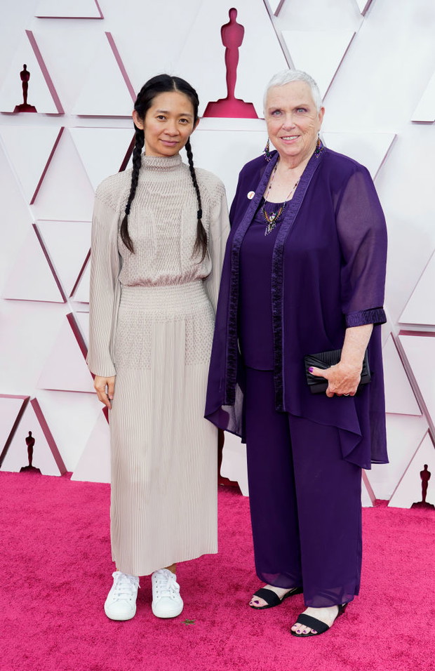 Oscary 2021: Chloe Zhao (w sukni Hermes) i Charlene Swankie
