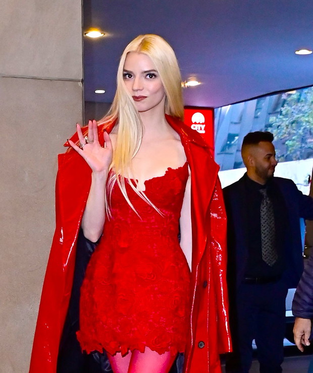 Anya Taylor-Joy w zmysłowej czerwonej sukience z polską metką. Aktorka wybrała projekt Magdy Butrym