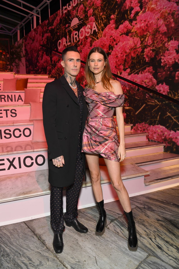 Behati Prinsloo i Adam Levine