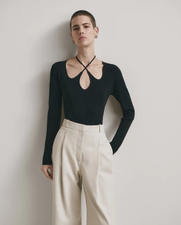 Czarny sweter na zimę, Massimo Dutti, 499 zł
