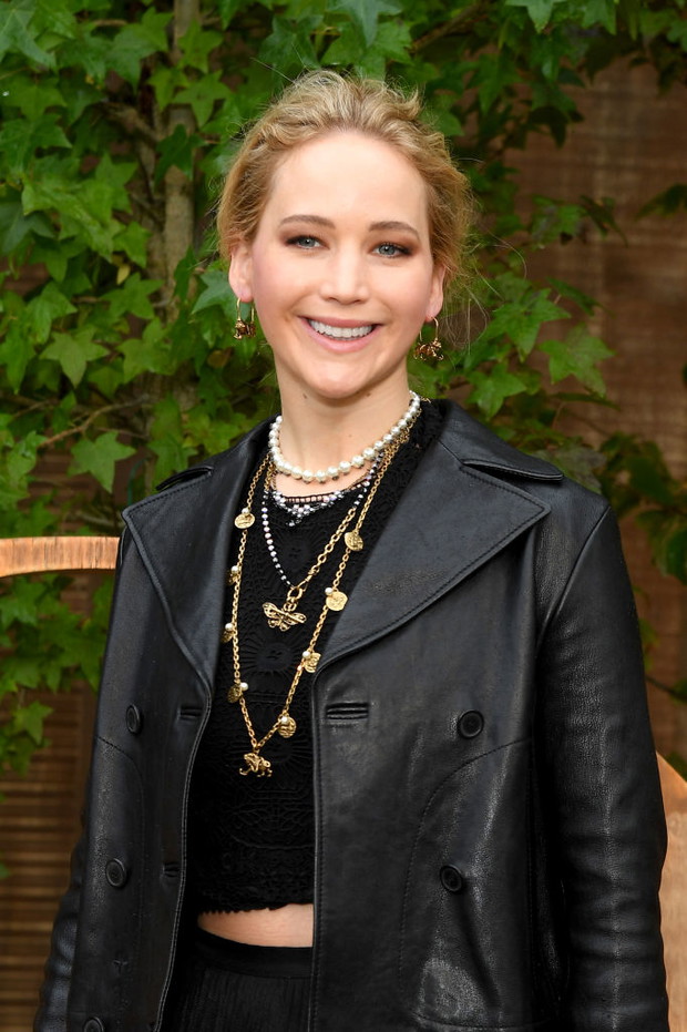 Jennifer Lawrence z zmysłowej kreacji z polską metką. Aktorka wybrała suknię Magdy Butrym w najmodniejszym kolorze 2023 roku