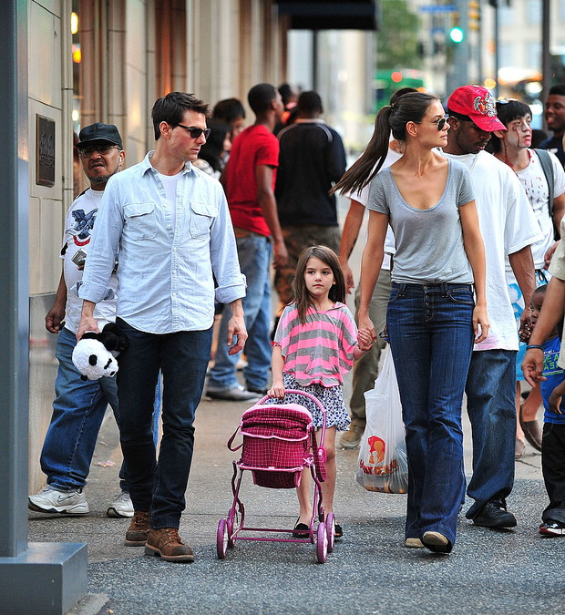 Katie Holmes, Tom Cruise i Suri Cruise w 2011 roku