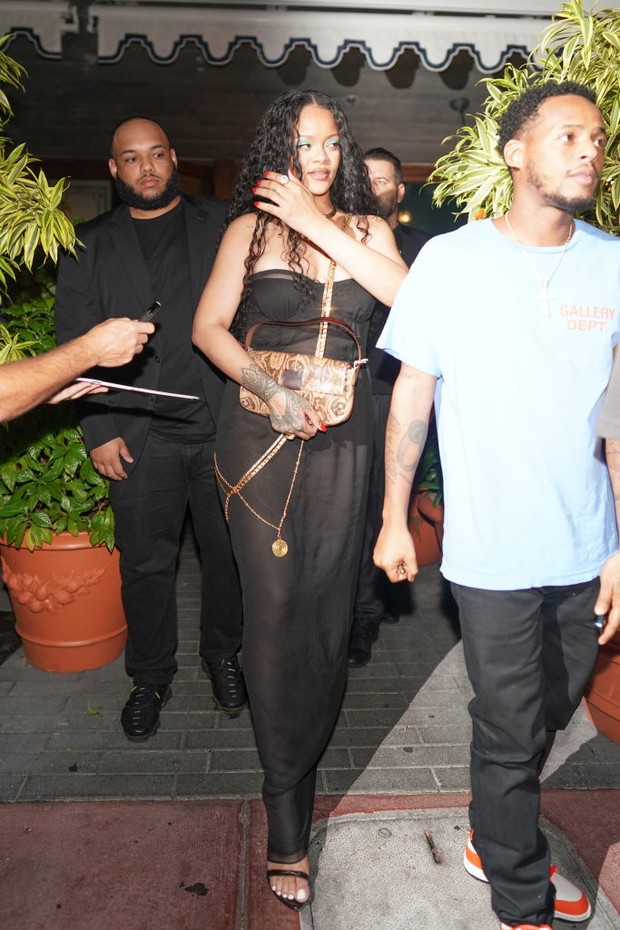 Rihanna jak z lat 90. Piosenkarka wybrała najmodniejszą sukienkę sezonu i kontrowersyjny makijaż