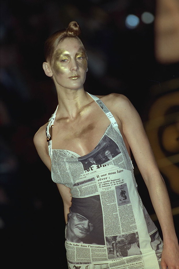 Słynna gazetowa sukienka vintage, którą nosiła Carrie Bradshaw, sprzedana za krocie. To projekt Dior z lat 2000.