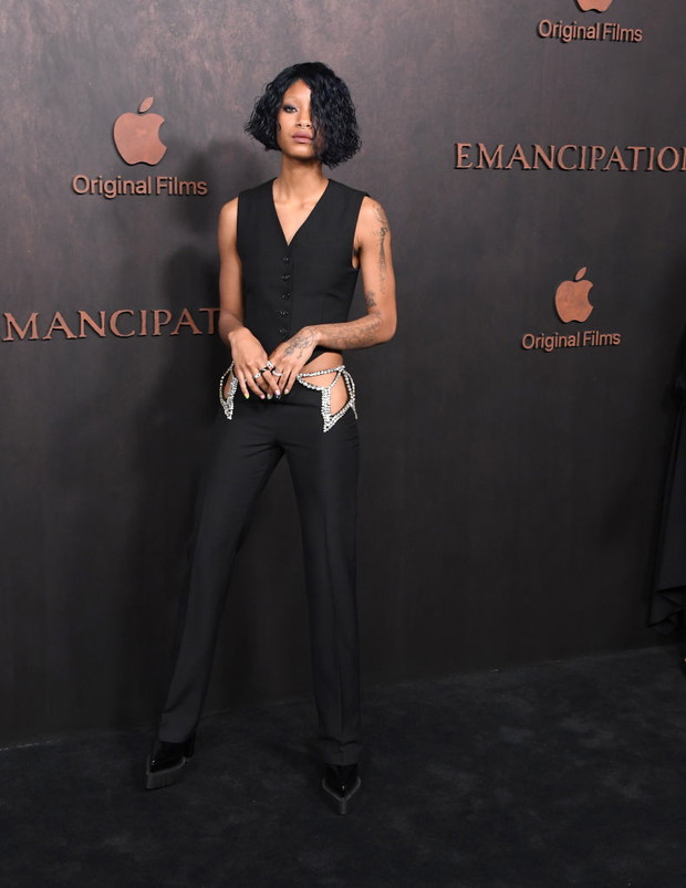 Willow Smith w zmysłowych spodniach z kryształkami. Piosenkarka wygląda jak Rihanna? Tak twierdzą fani