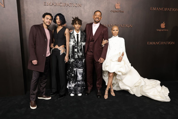 Willow Smith w zmysłowych spodniach z kryształkami. Piosenkarka wygląda jak Rihanna? Tak twierdzą fani