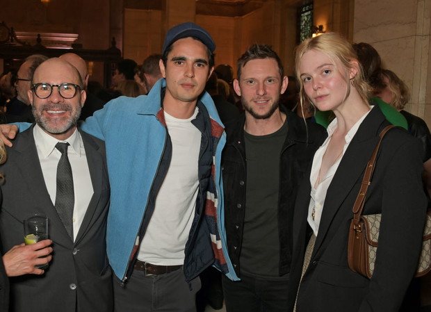 Elle Fanning i Max Minghella
