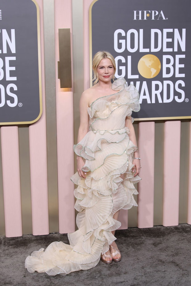 Jenna Ortega w zmysłowej sukni w kolorze naked, Margot Robbie jak Barbie, Rihanna w czerni. Zachwycające kreacje na Złotych Globach 2023