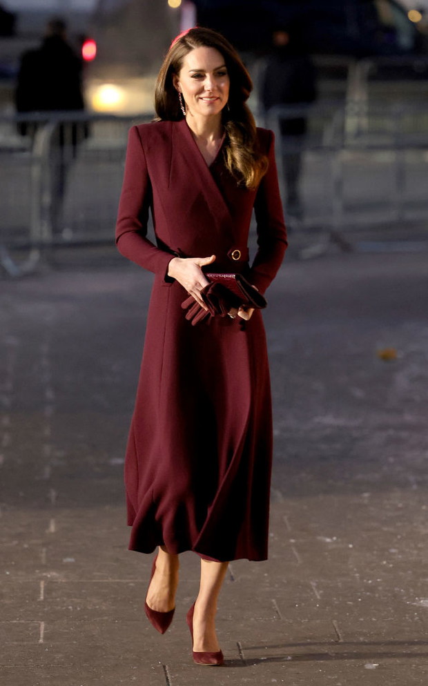 Kate Middleton w płaszczu w kolorze grzanego wina na królewskim Christmas carol service. Księżna zachwyciła klasą