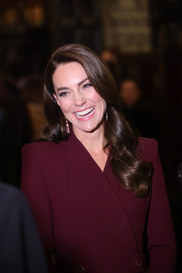 Kate Middleton w płaszczu w kolorze grzanego wina na królewskim Christmas carol service. Księżna zachwyciła klasą