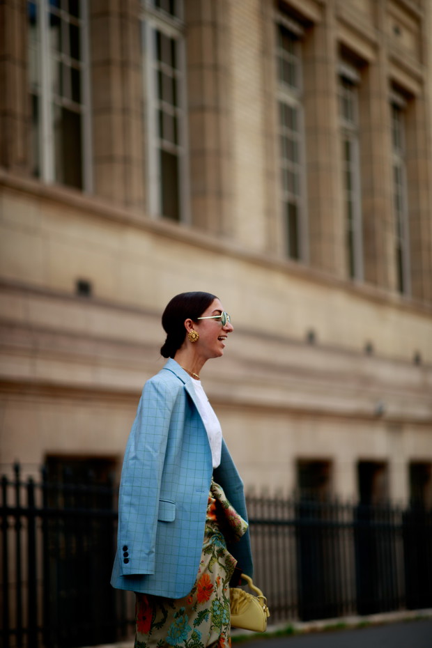 Paryż; haute couture fashion week jesień-zima 2021/2022 street fashion
