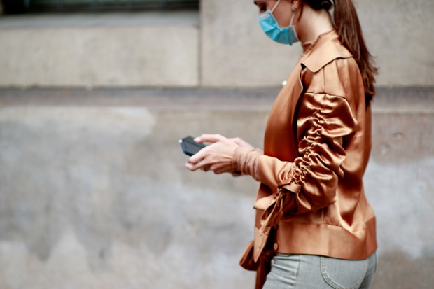 Paryż; haute couture fashion week jesień-zima 2021/2022 street fashion