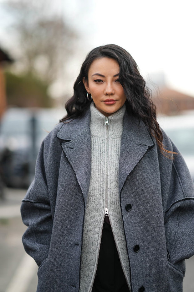 Swetry z suwakiem u góry na zimę. To modele w stylu instagramerek, które warto mieć w swojej szafie