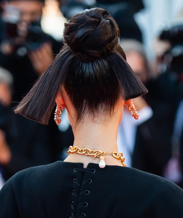 Bella Hadid w naszyjniku Schiaparelli na festiwalu w Cannes