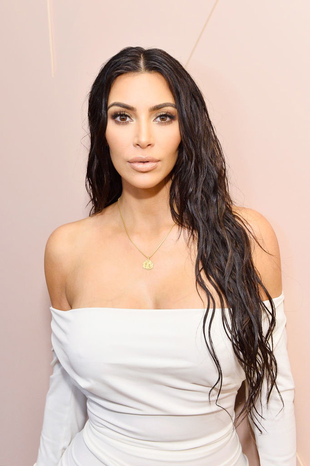 Kim Kardashian w supermodnym garniturze z polską metką. Celebrytka odwiedziła Harvard w komplecie Magdy Butrym