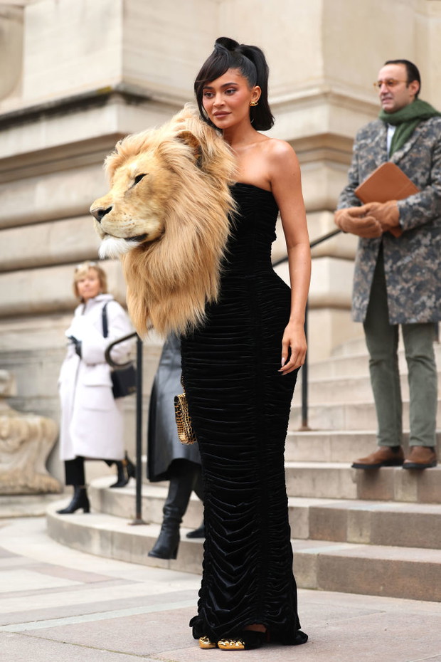 Kylie Jenner i Irina Shayk w sukniach z głową lwa. Kontrowersyjne stylizacje na pokazie Schiaparelli w Paryżu podzieliły internet