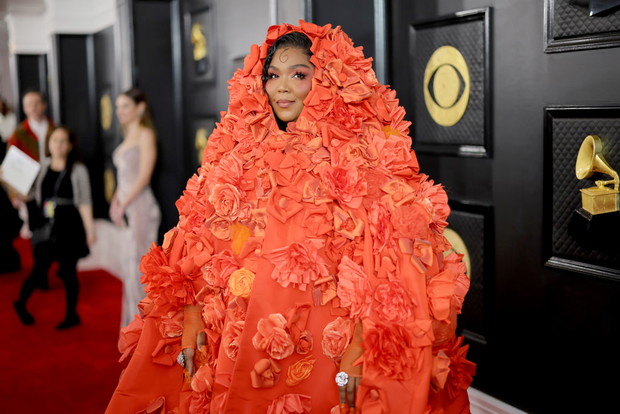 Lizzo w zmysłowym gorsecie i gigantycznej kwiatowej pelerynie przyćmiła wszystkich na Grammy 2023. Artystka wyglądała jak bogini