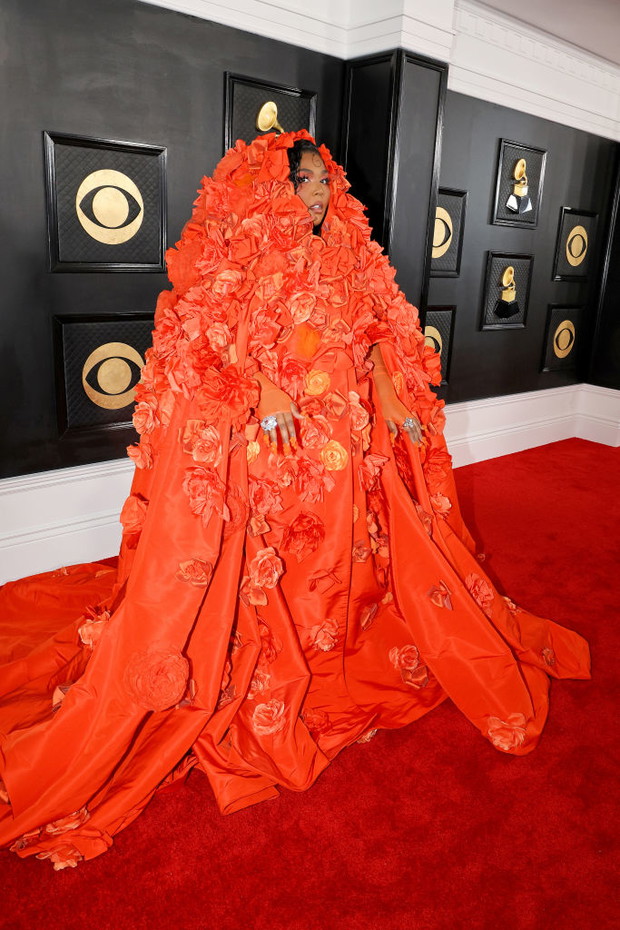 Lizzo w zmysłowym gorsecie i gigantycznej kwiatowej pelerynie przyćmiła wszystkich na Grammy 2023. Artystka wyglądała jak bogini