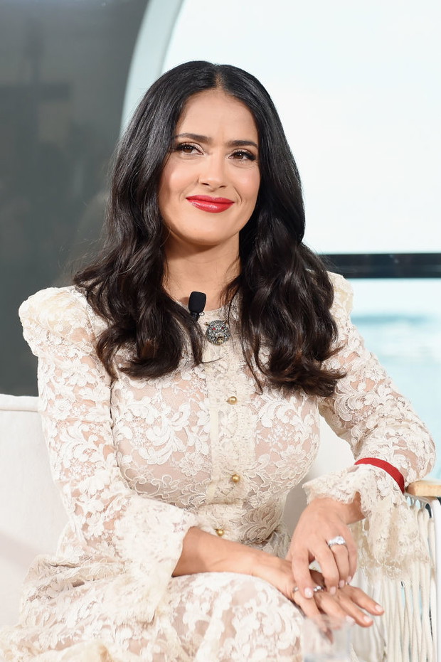Salma Hayek w zmysłowej prześwitującej kreacji na ślubie byłego męża Jennifer Lopez. 56-letnia aktorka olśniła wszystkich