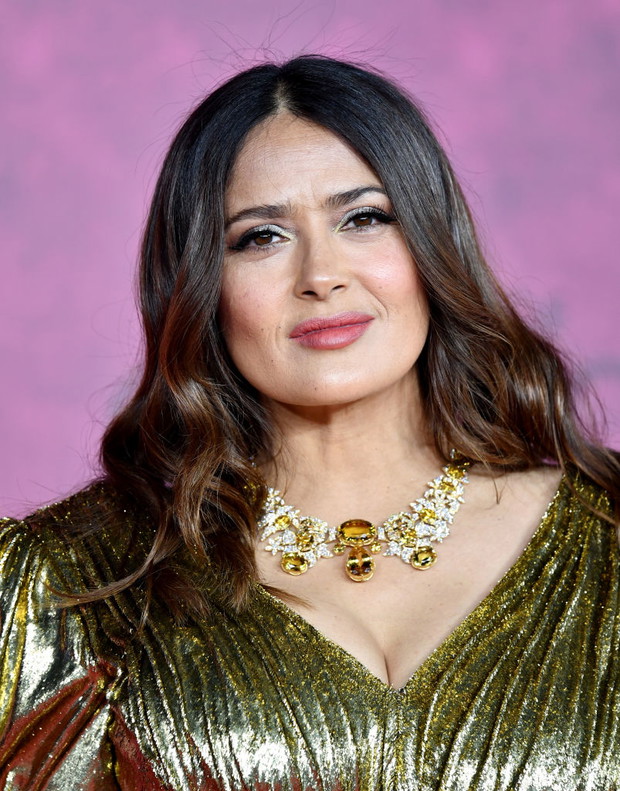Salma Hayek w zmysłowej prześwitującej kreacji na ślubie byłego męża Jennifer Lopez. 56-letnia aktorka olśniła wszystkich