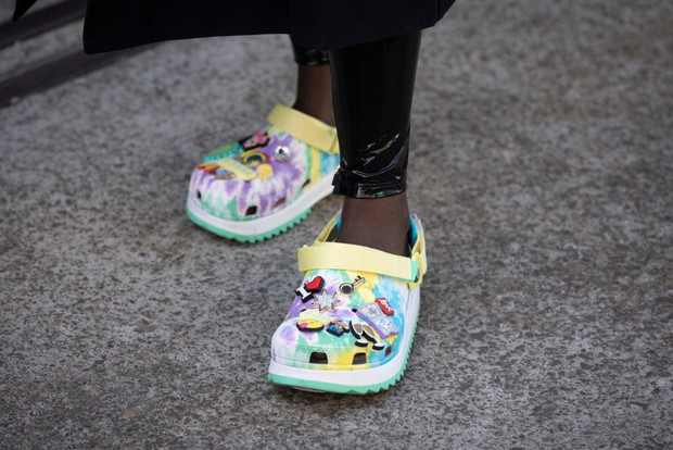 Crocsy na lato 2021: stylizacje