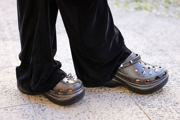 Crocsy na lato 2021: stylizacje