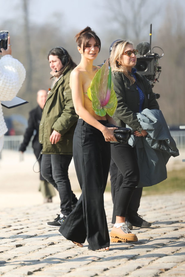 Emily Ratajkowski w kontrowersyjnej stylizacji w Paryżu. Gigantyczny kwiat zamiast bluzki podzielił fanów modelki