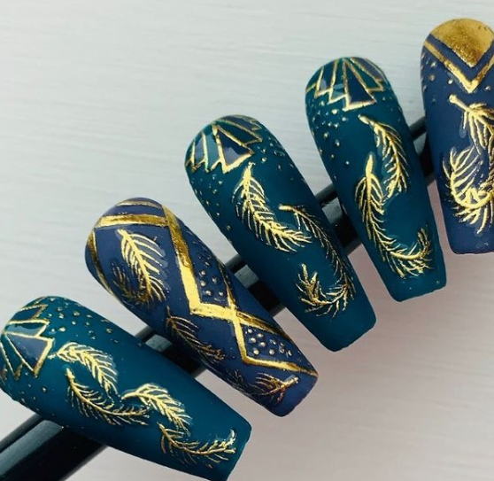 Feather manicure - prześliczny motyw piórka na paznokciach